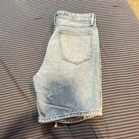 NWT Distressed jean shorts forever 21 size 33 men - Picture 3 of 5